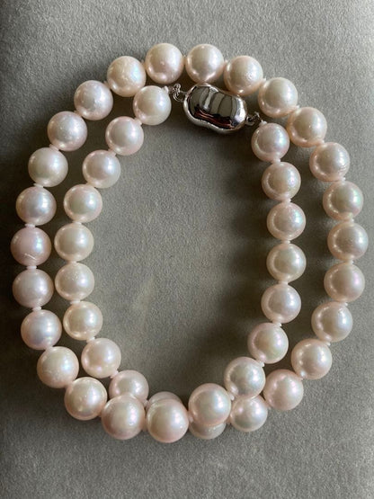 Akoya pearl necklace with 8.6-8.8mm white pearls, silver clasp, and 42cm length on white background