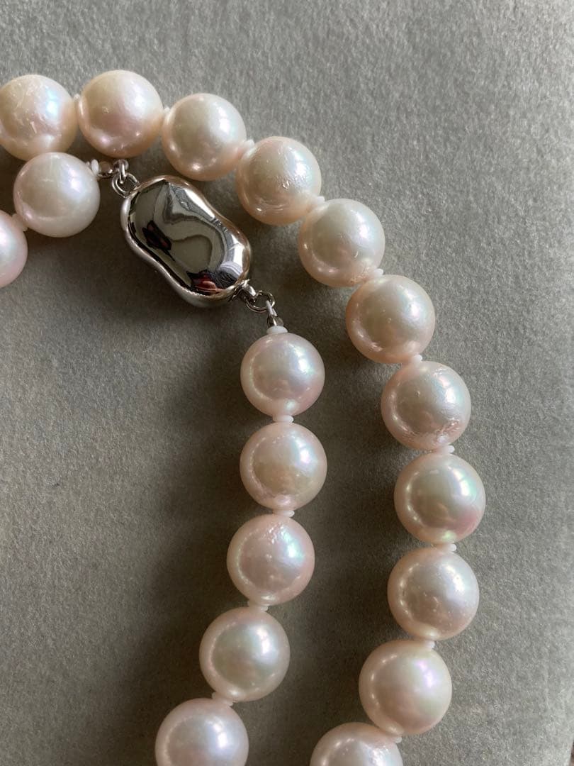 Akoya pearl necklace with 8.6-8.8mm white pearls, silver clasp, and 42cm length on white background