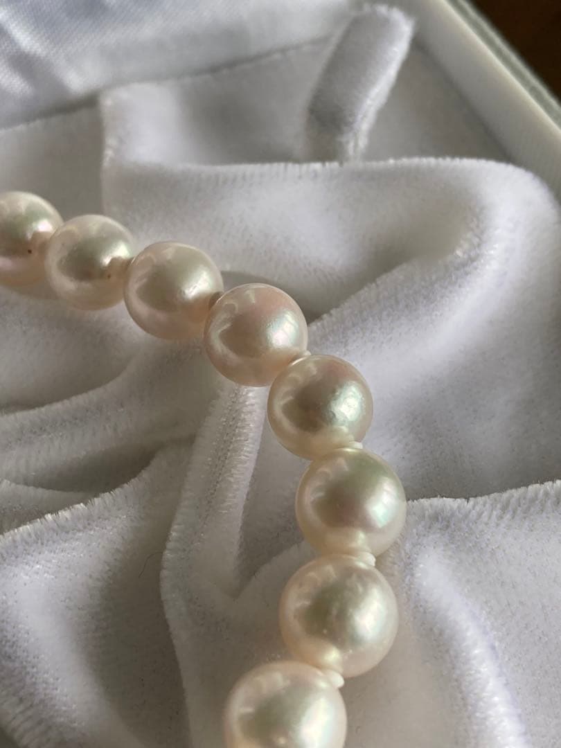 Akoya pearl necklace with 8.6-8.8mm white pearls, silver clasp, and 42cm length on white background