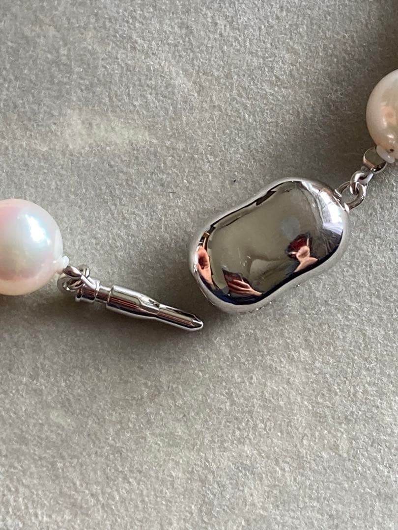 Akoya pearl necklace with 8.6-8.8mm white pearls, silver clasp, and 42cm length on white background