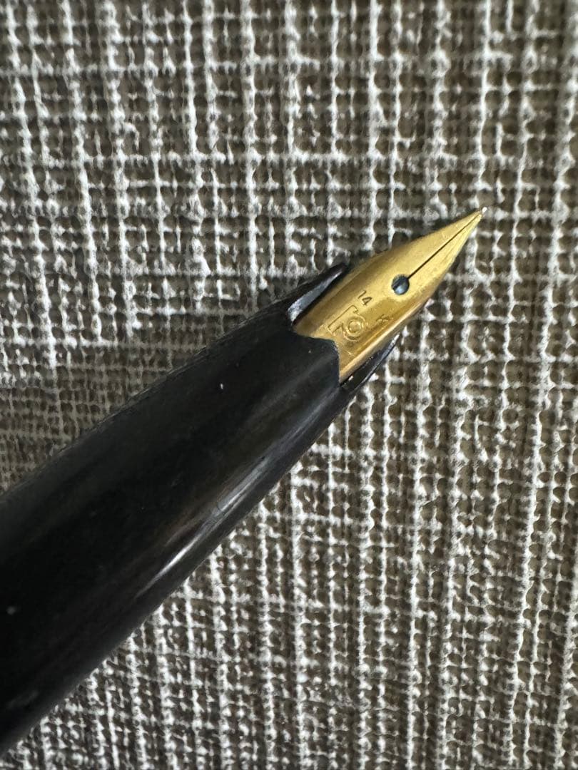 Vintage PILOT short black plastic fountain pen with 14K gold nib, breast pocket size, used condition