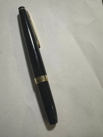 Vintage PILOT short black plastic fountain pen with 14K gold nib, breast pocket size, used condition