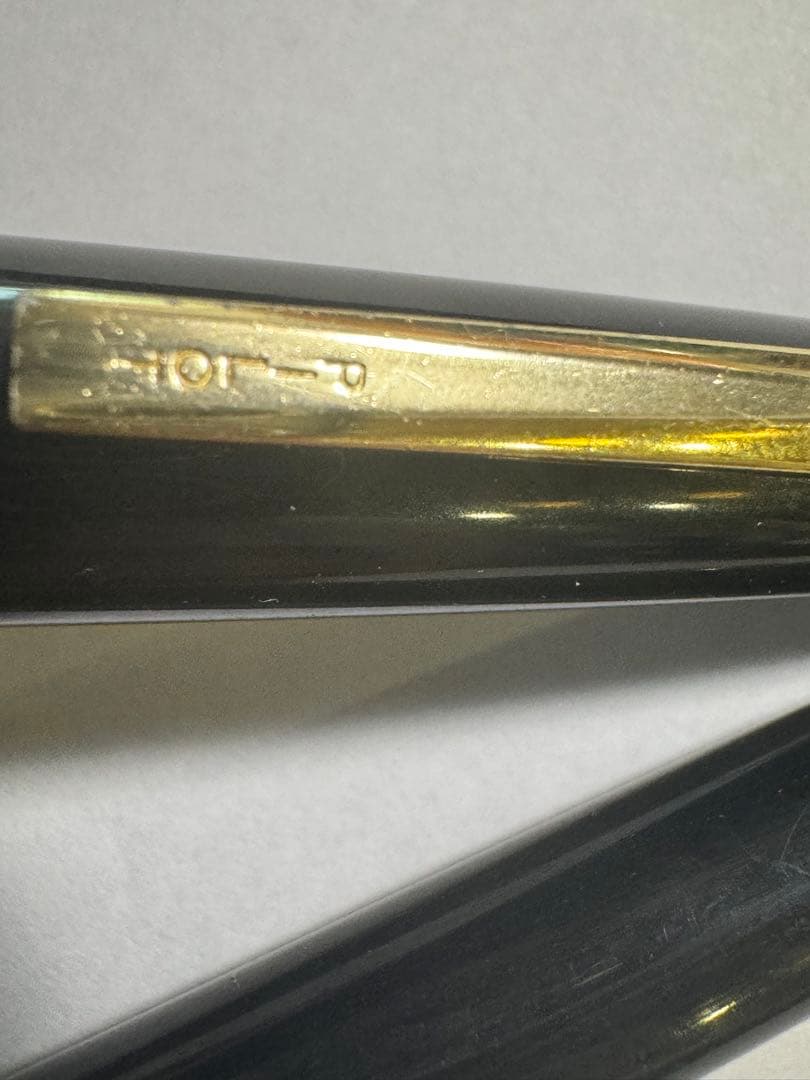 Vintage PILOT short black plastic fountain pen with 14K gold nib, breast pocket size, used condition