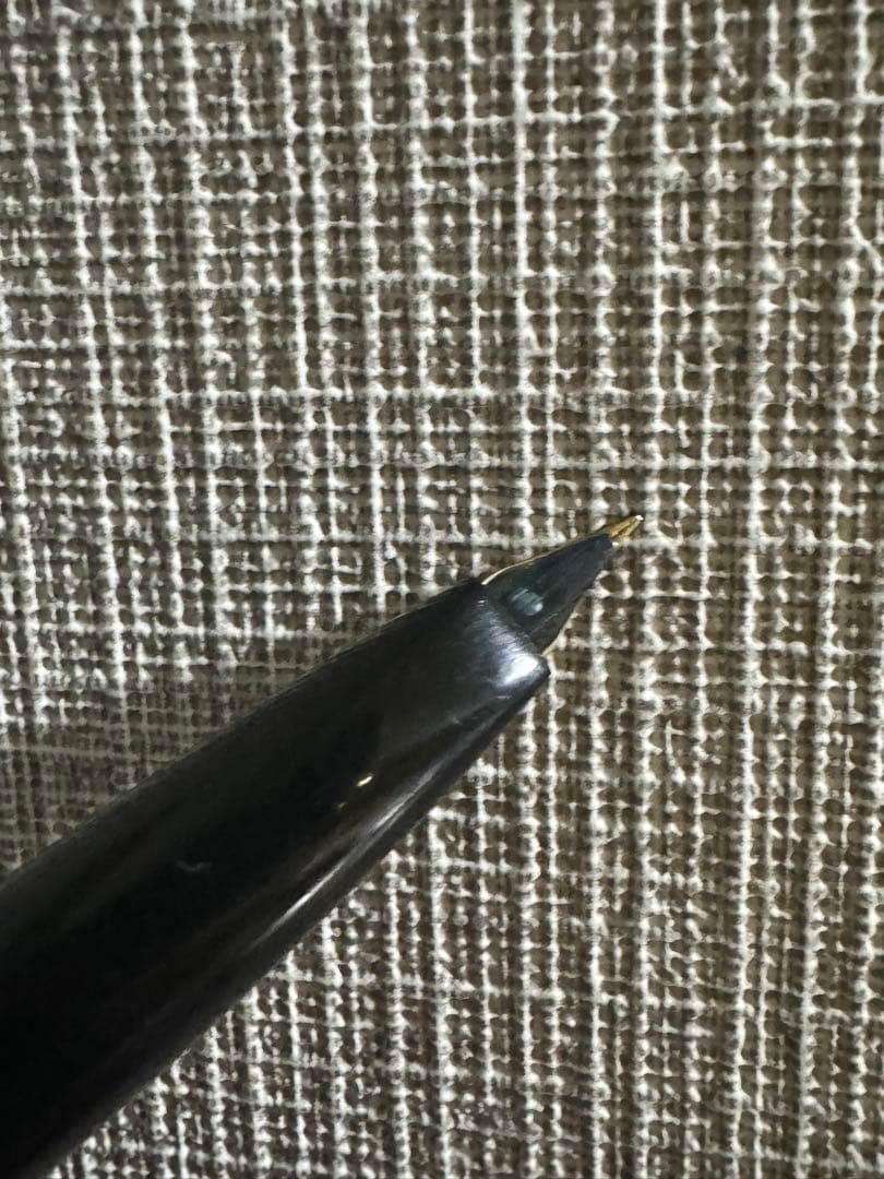 Vintage PILOT short black plastic fountain pen with 14K gold nib, breast pocket size, used condition