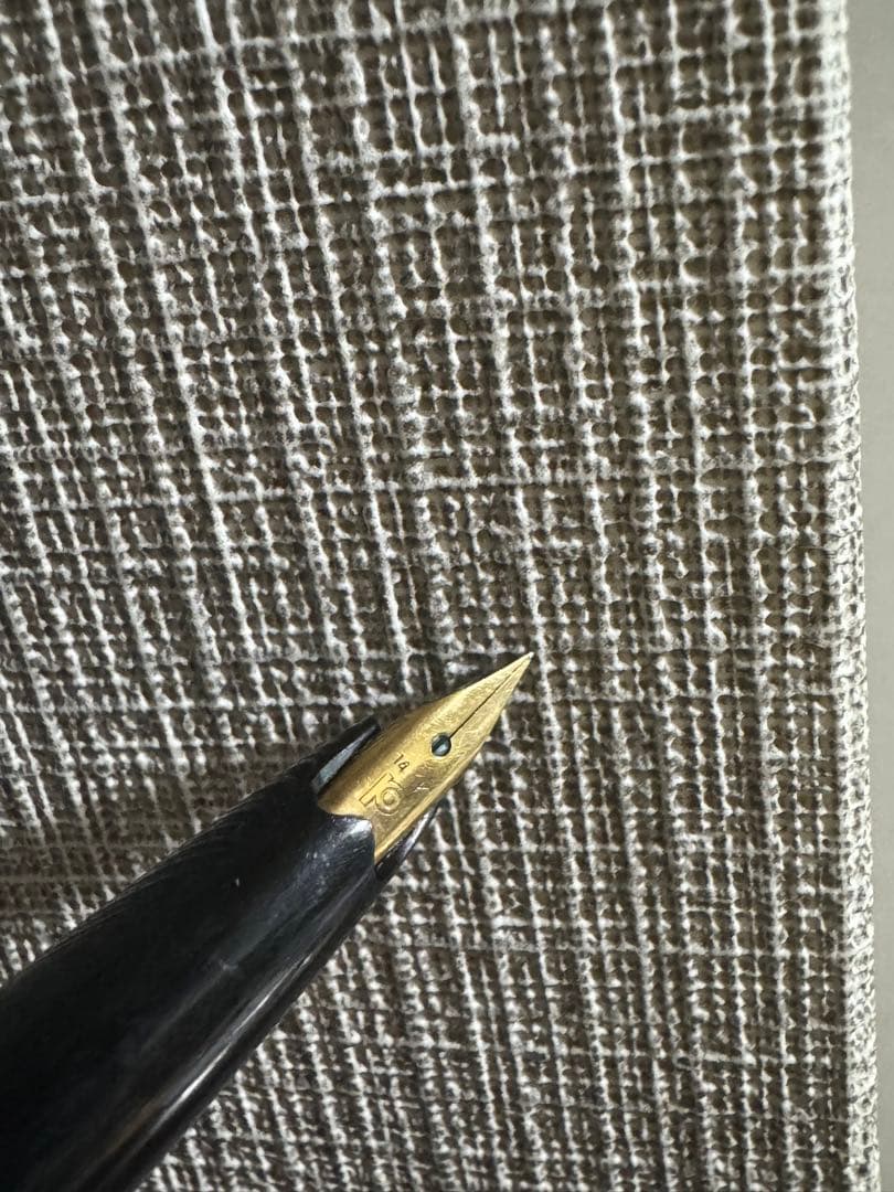 Vintage PILOT short black plastic fountain pen with 14K gold nib, breast pocket size, used condition