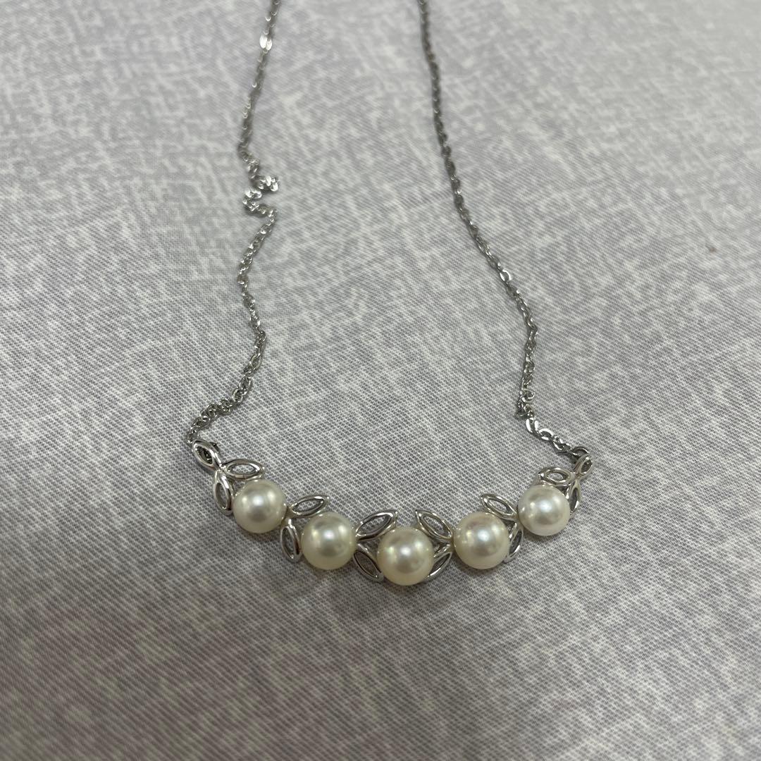 Mikimoto silver necklace with 5.7-6.0mm round pearls weighing 4.5 grams