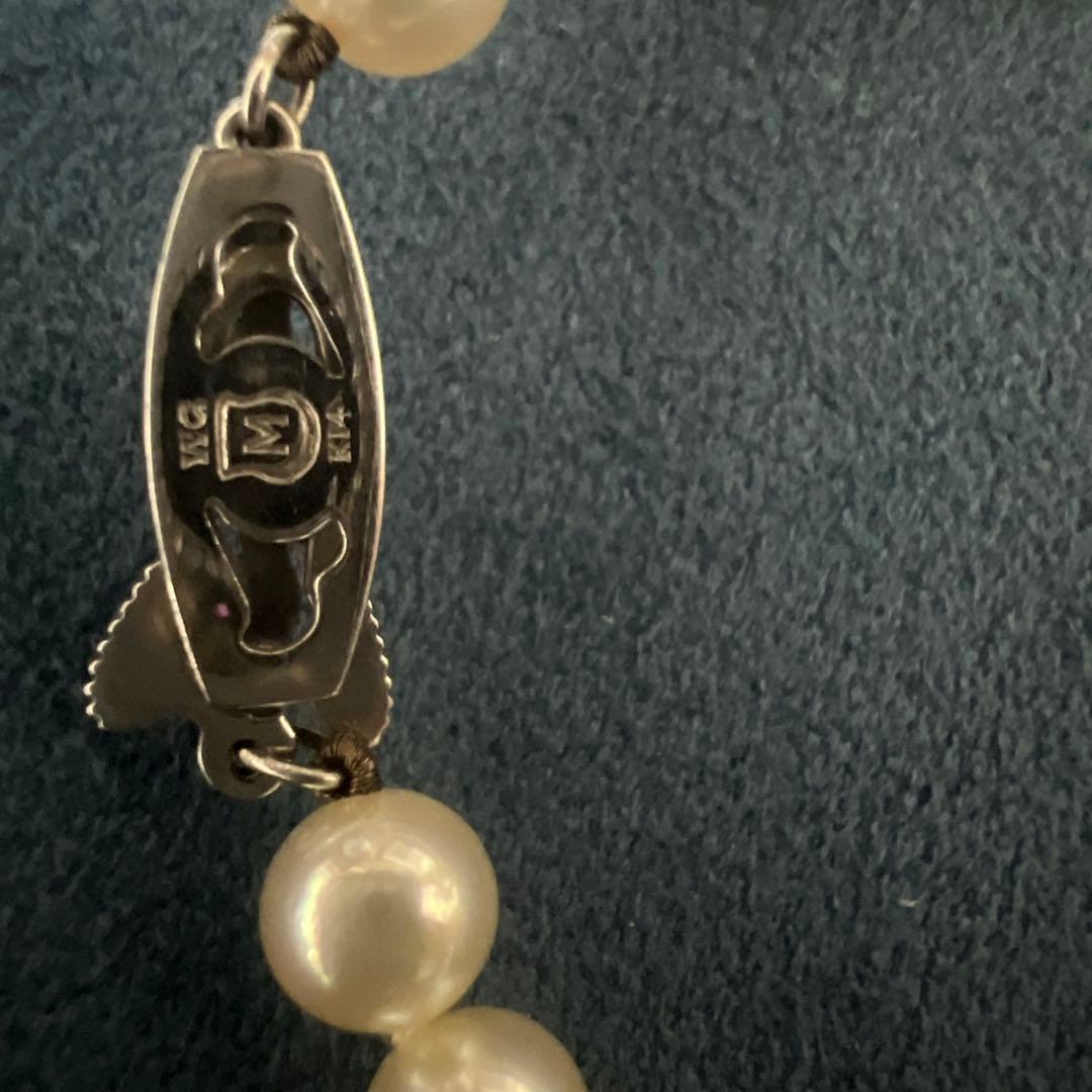 MIKIMOTO WGK14 white pearl necklace with round pearls and no visible damage or discoloration