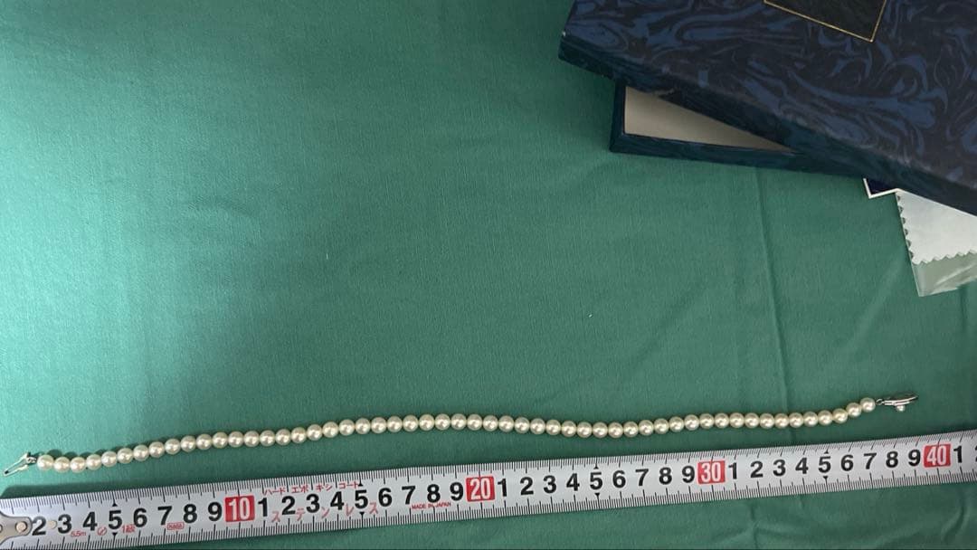 MIKIMOTO WGK14 white pearl necklace with round pearls and no visible damage or discoloration