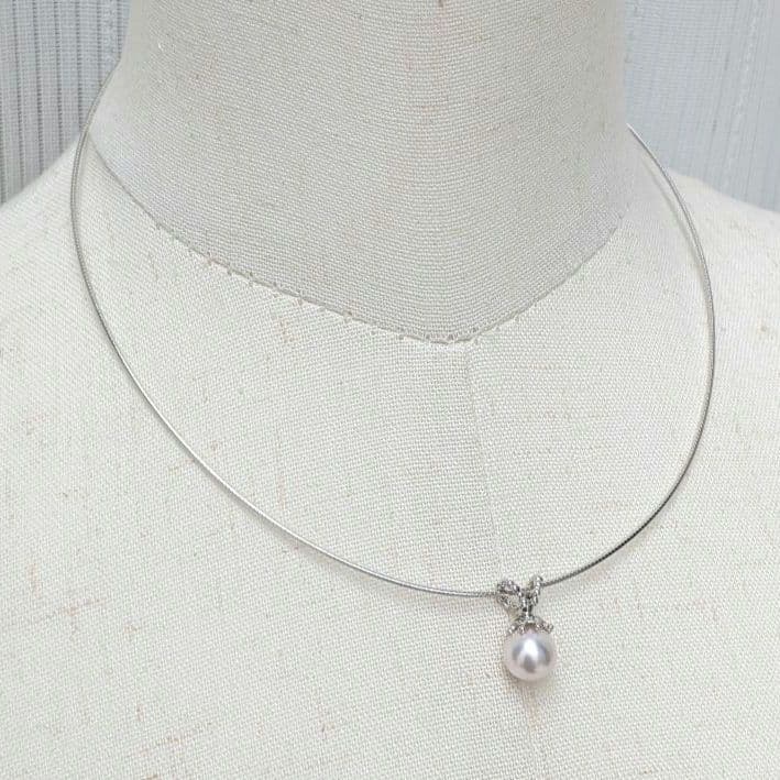 Akoya pearl necklace with 8mm pearls on silver omega chain approximately 45cm long with silver clasp