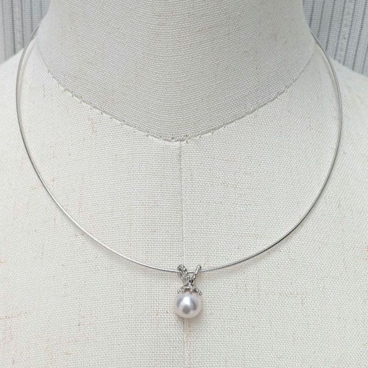 Akoya pearl necklace with 8mm pearls on silver omega chain approximately 45cm long with silver clasp