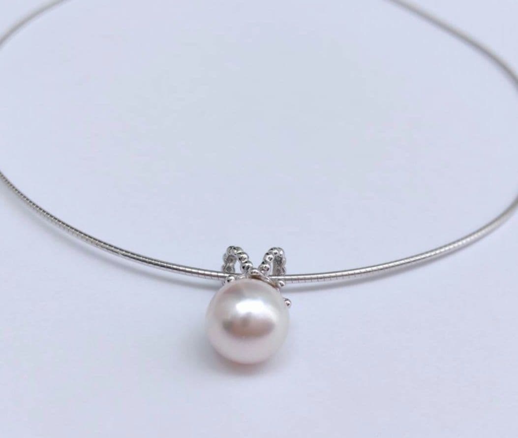 Akoya pearl necklace with 8mm pearls on silver omega chain approximately 45cm long with silver clasp