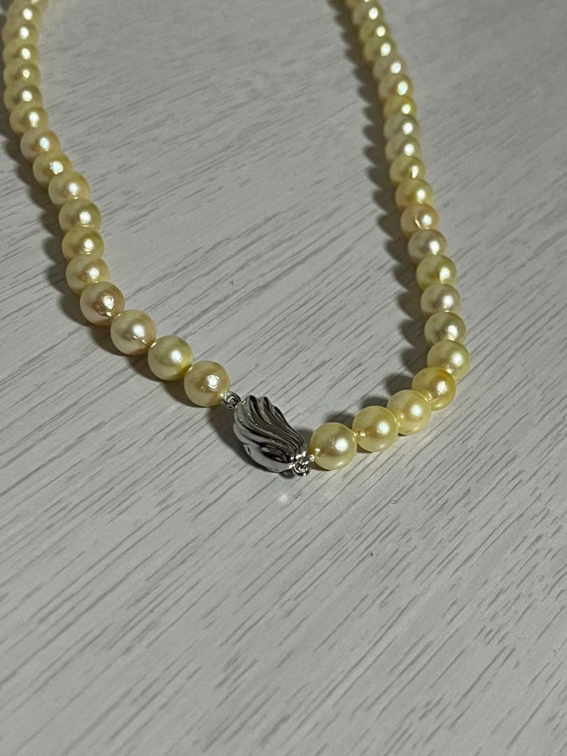 Akoya pearl necklace featuring 7mm pearls with a total length of 43cm displayed on a white background