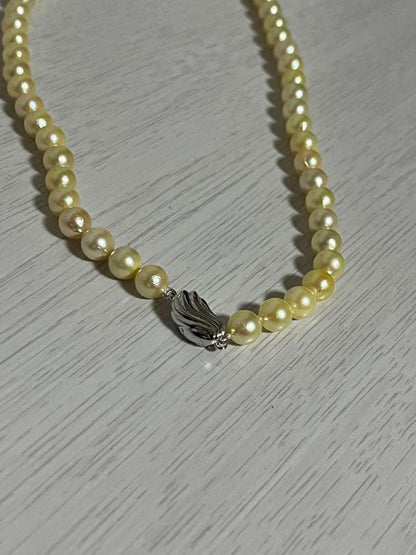Akoya pearl necklace featuring 7mm pearls with a total length of 43cm displayed on a white background