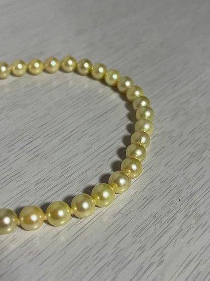 Akoya pearl necklace featuring 7mm pearls with a total length of 43cm displayed on a white background