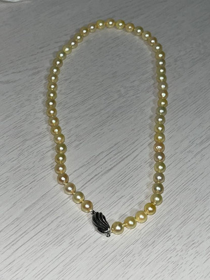 Akoya pearl necklace featuring 7mm pearls with a total length of 43cm displayed on a white background