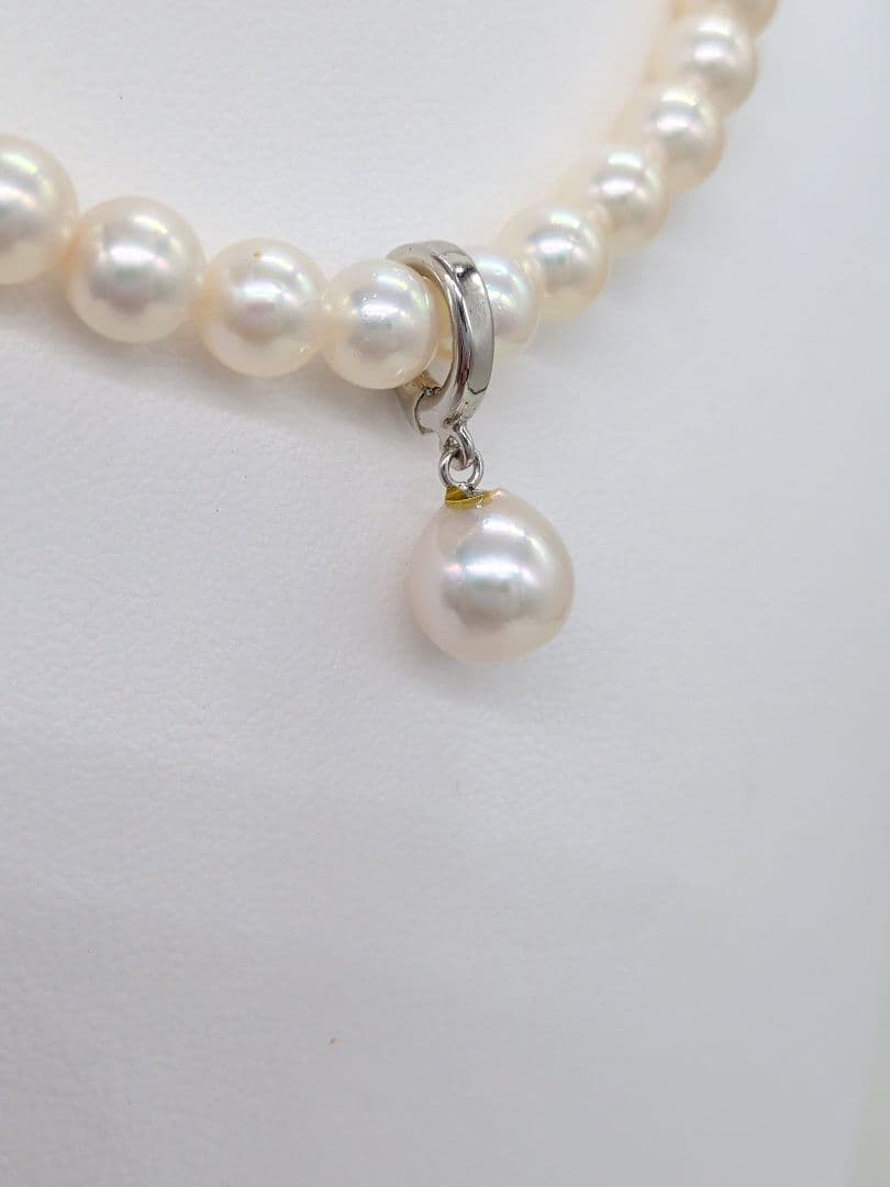 Close-up of a 9.5mm Akoya genuine white pearl necklace with silver backing