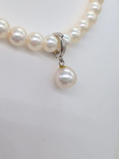 Close-up of a 9.5mm Akoya genuine white pearl necklace with silver backing
