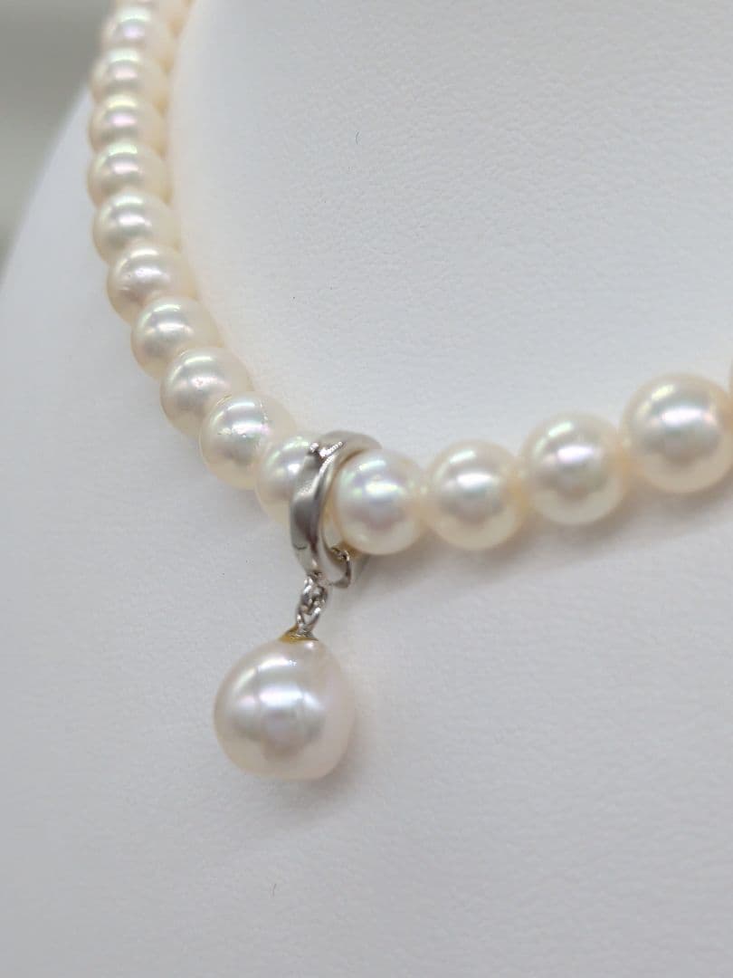 Close-up of a 9.5mm Akoya genuine white pearl necklace with silver backing