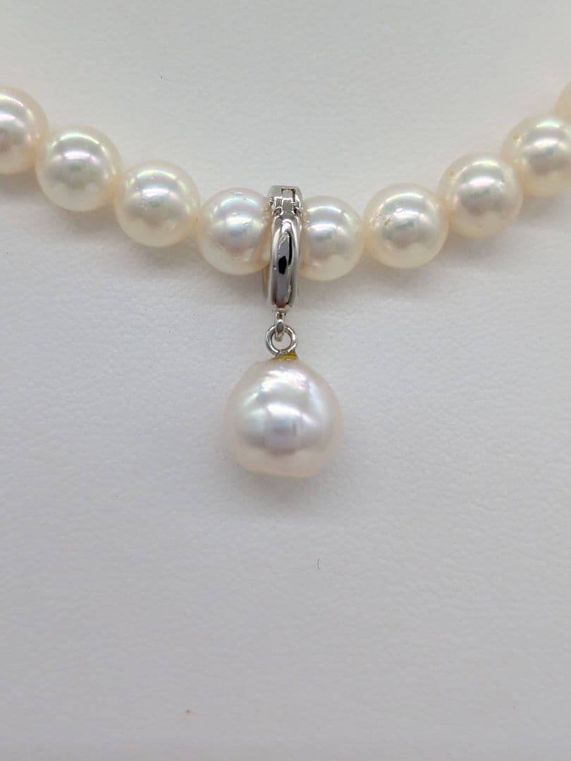 Close-up of a 9.5mm Akoya genuine white pearl necklace with silver backing