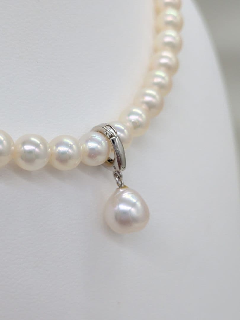 Close-up of a 9.5mm Akoya genuine white pearl necklace with silver backing