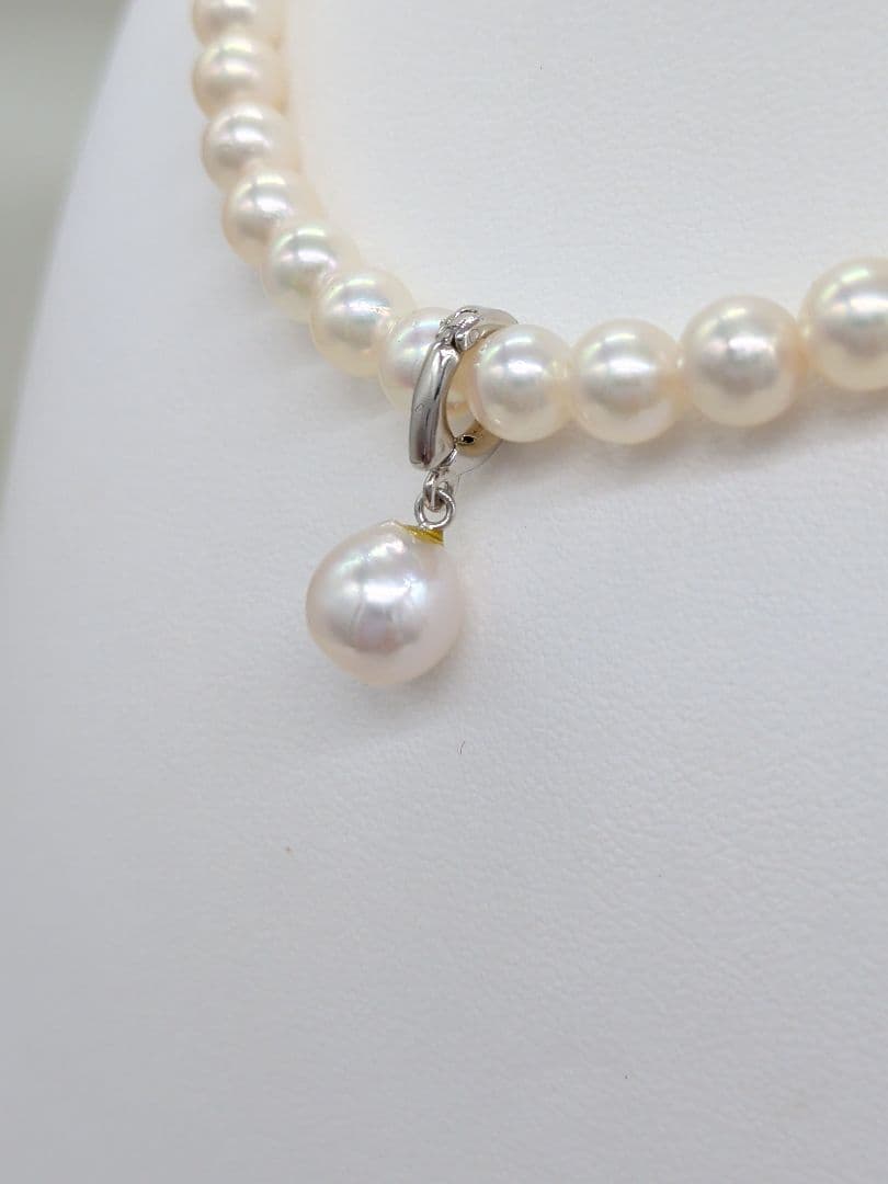 Close-up of a 9.5mm Akoya genuine white pearl necklace with silver backing
