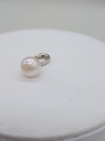 Close-up of a 9.5mm Akoya genuine white pearl necklace with silver backing