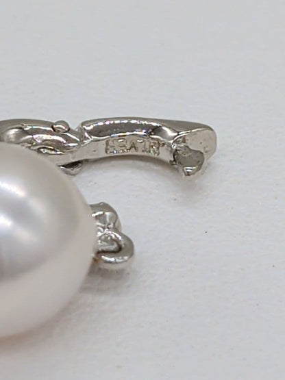 Close-up of a 9.5mm Akoya genuine white pearl necklace with silver backing