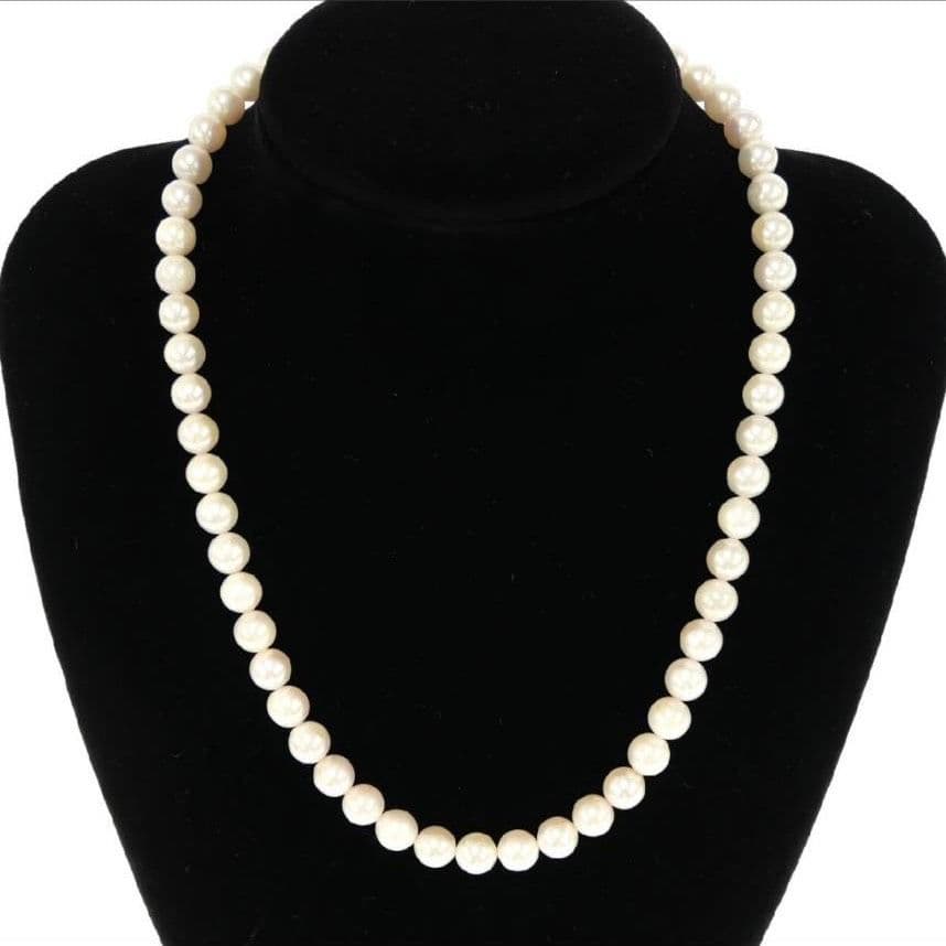 Akoya pearl necklace with 7.0-7.5mm round pearls and certificate displayed