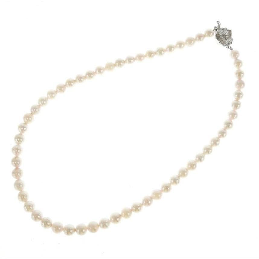 Akoya pearl necklace with 7.0-7.5mm round pearls and certificate displayed