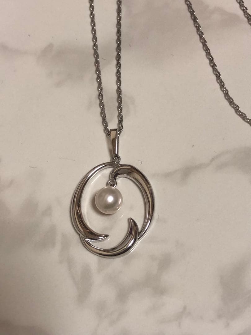 Mikimoto pearl necklace with silver chain and single pearl pendant measuring 40 centimeters