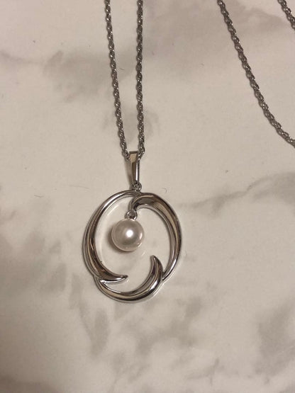 Mikimoto pearl necklace with silver chain and single pearl pendant measuring 40 centimeters