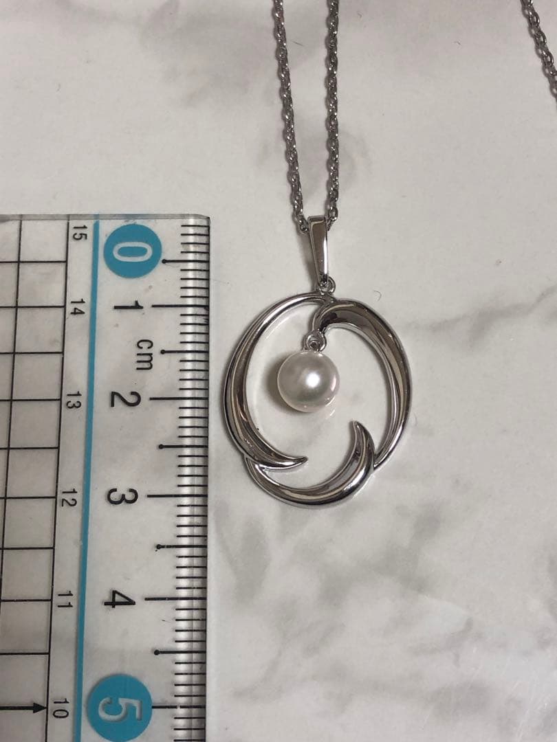 Mikimoto pearl necklace with silver chain and single pearl pendant measuring 40 centimeters