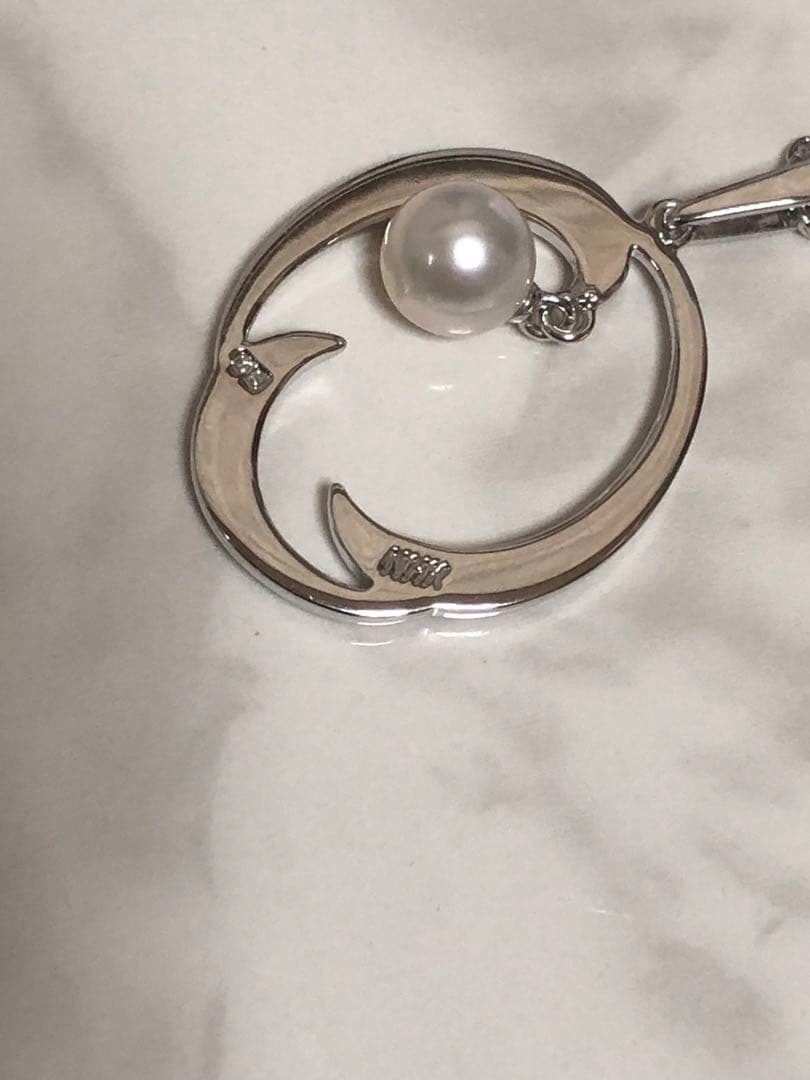 Mikimoto pearl necklace with silver chain and single pearl pendant measuring 40 centimeters