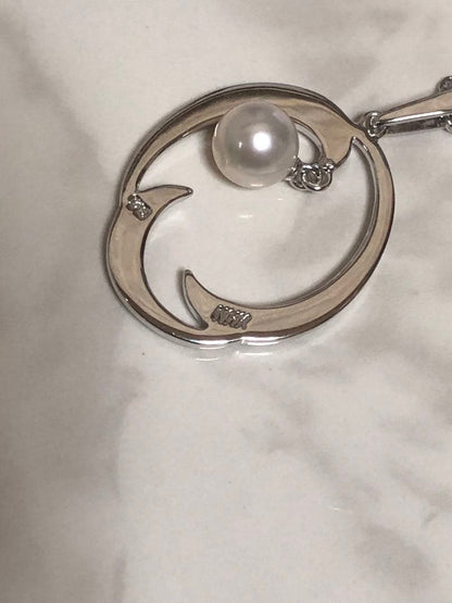 Mikimoto pearl necklace with silver chain and single pearl pendant measuring 40 centimeters