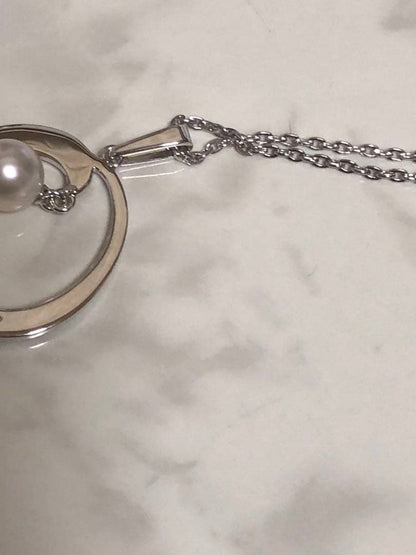 Mikimoto pearl necklace with silver chain and single pearl pendant measuring 40 centimeters