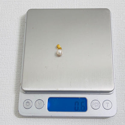 Akoya Pearl pendant top made of K18 gold with a single round Akoya pearl and tanaka markings