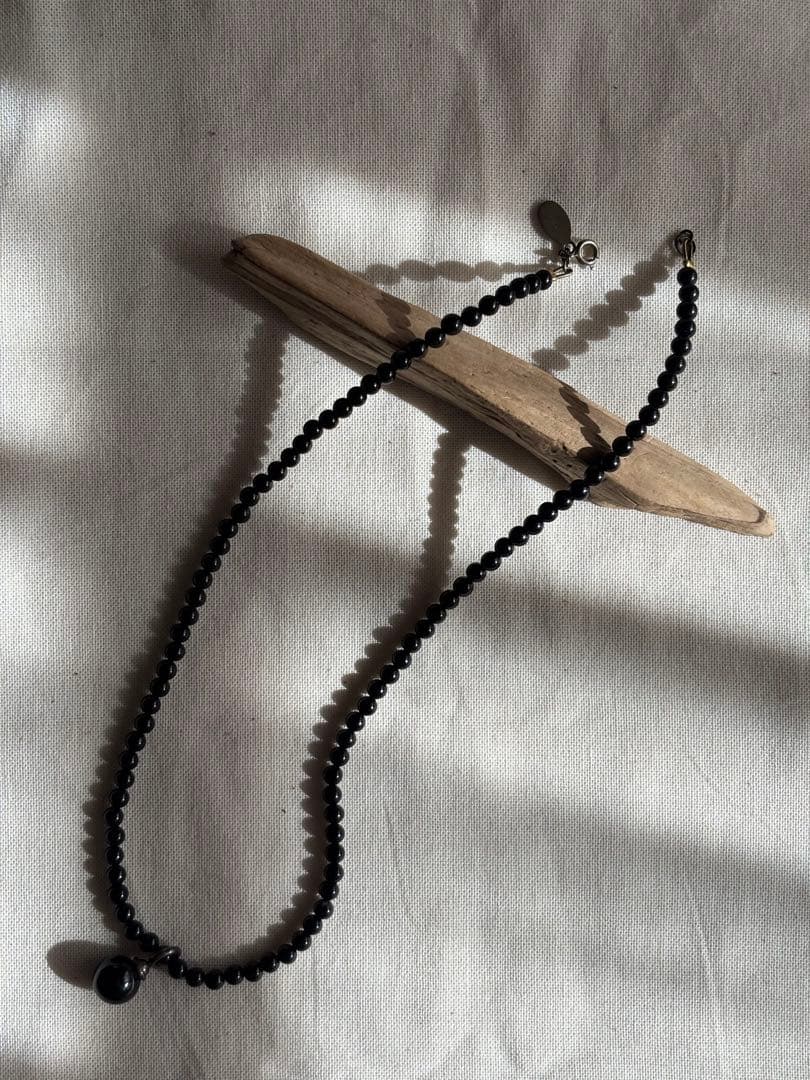Silver-fitted agate and onyx necklace with 3 mm beads and total length of 43 cm