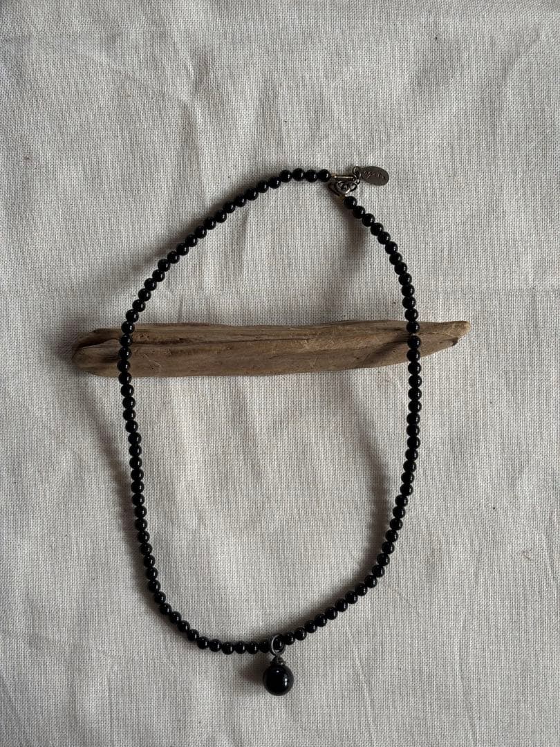 Silver-fitted agate and onyx necklace with 3 mm beads and total length of 43 cm
