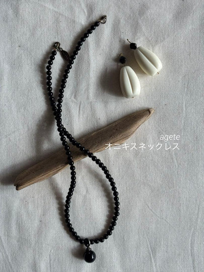 Silver-fitted agate and onyx necklace with 3 mm beads and total length of 43 cm