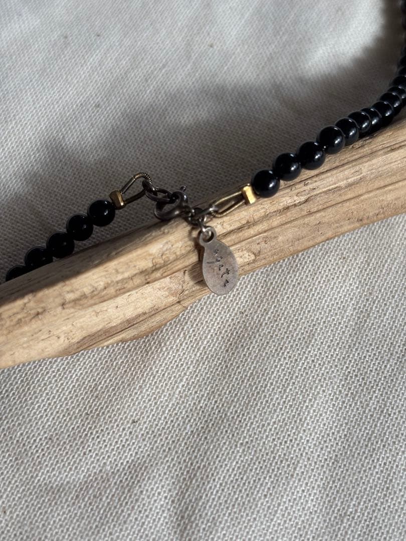 Silver-fitted agate and onyx necklace with 3 mm beads and total length of 43 cm
