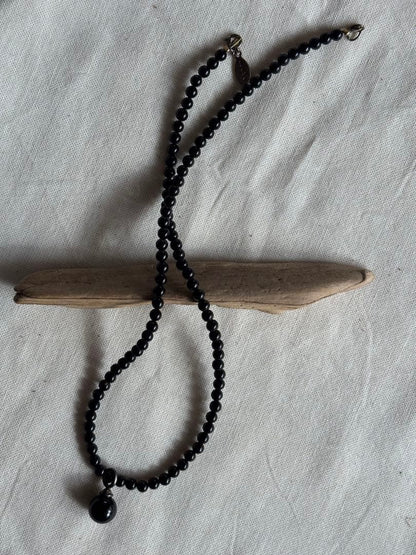 Silver-fitted agate and onyx necklace with 3 mm beads and total length of 43 cm