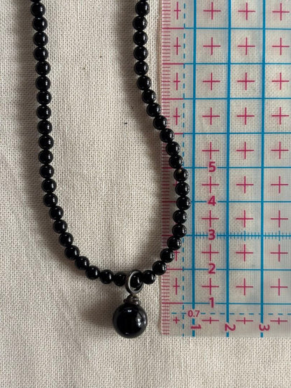 Silver-fitted agate and onyx necklace with 3 mm beads and total length of 43 cm