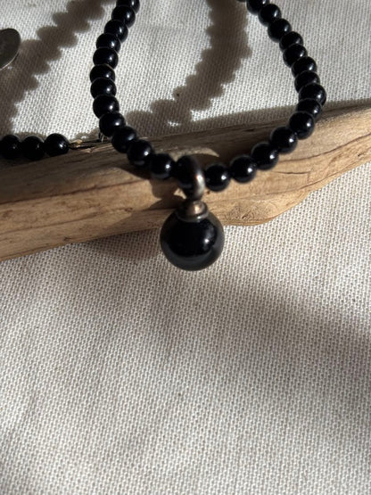 Silver-fitted agate and onyx necklace with 3 mm beads and total length of 43 cm