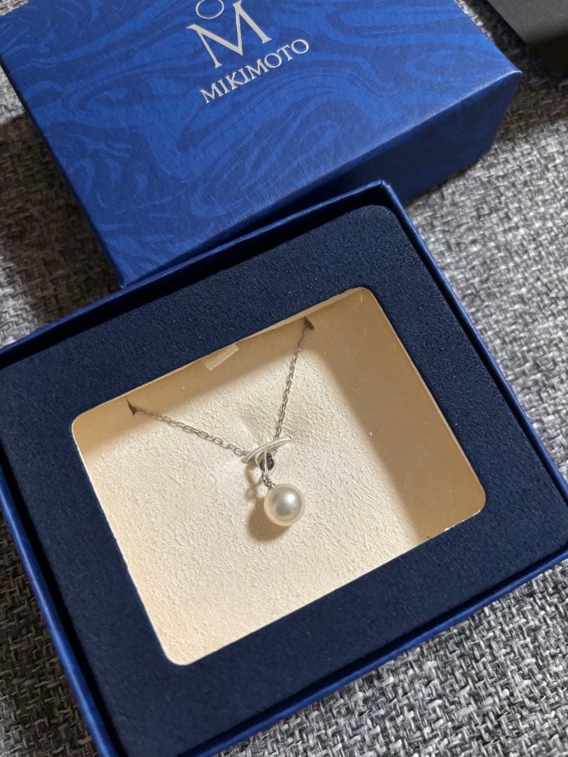 Mikimoto 7.6mm white Akoya pearl pendant in 18K white gold with little bean chain and box