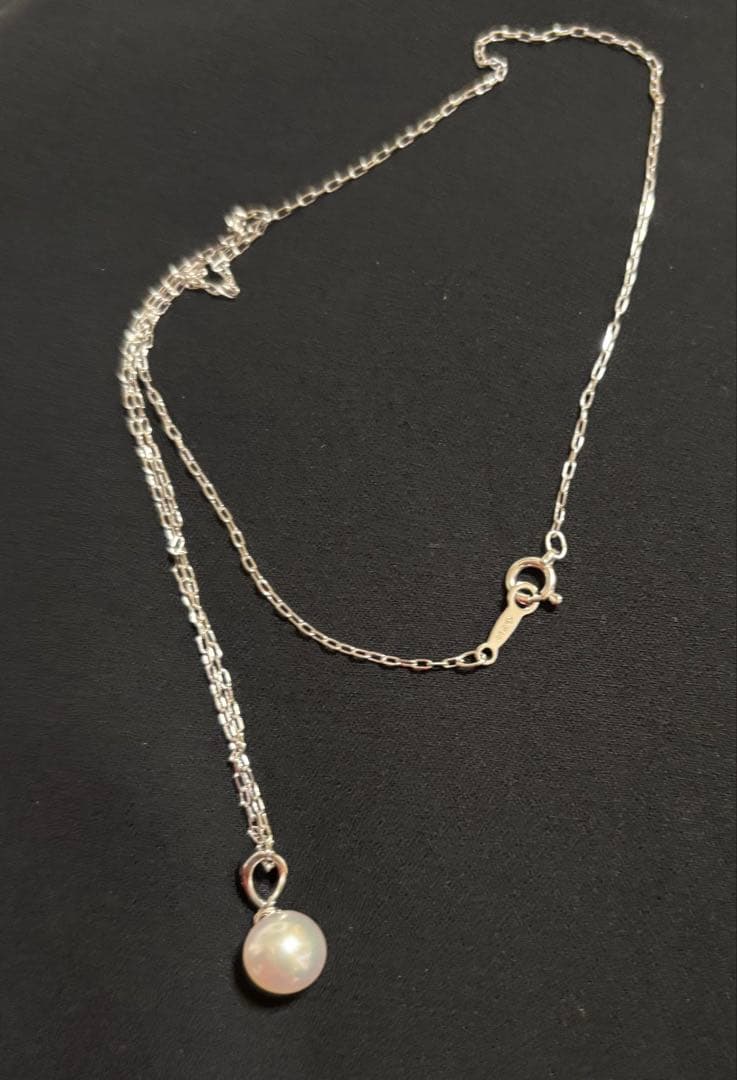 Mikimoto 7.6mm white Akoya pearl pendant in 18K white gold with little bean chain and box