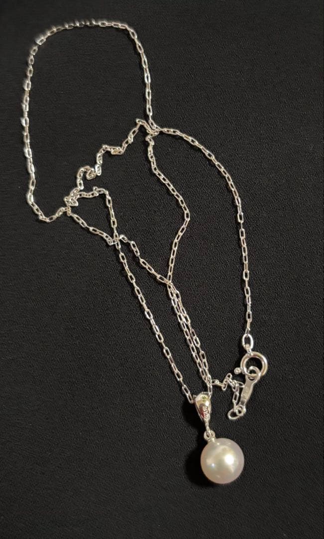 Mikimoto 7.6mm white Akoya pearl pendant in 18K white gold with little bean chain and box