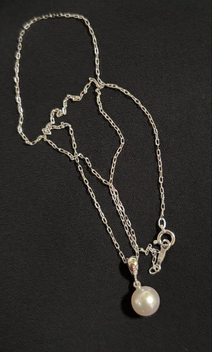 Mikimoto 7.6mm white Akoya pearl pendant in 18K white gold with little bean chain and box