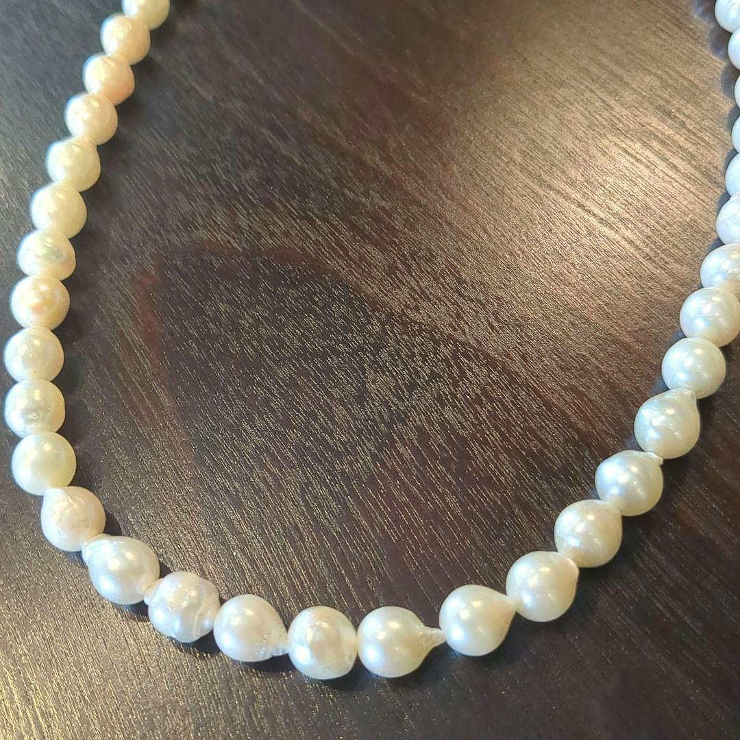 Akoya Baroque pearl necklace with silver rod clasp and single strand pearls in white cream color, 42 cm length