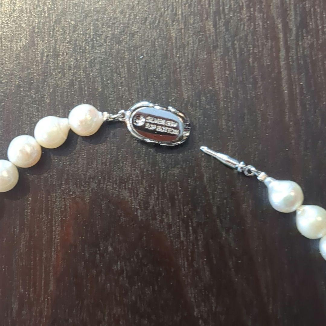 Akoya Baroque pearl necklace with silver rod clasp and single strand pearls in white cream color, 42 cm length