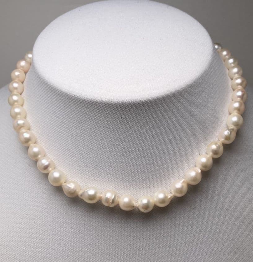 Akoya Baroque pearl necklace with silver rod clasp and single strand pearls in white cream color, 42 cm length